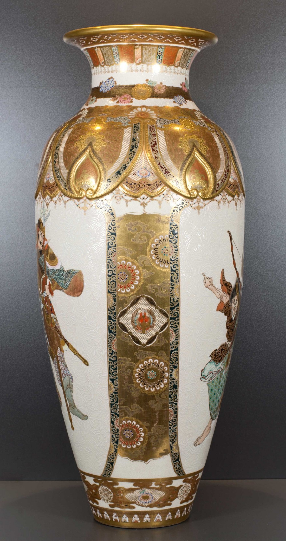 LARGE EXCEPTIONAL QUALITY  JAPANESE SATSUMA SAMURAI VASE - ATTR TO KINKOZAN View II