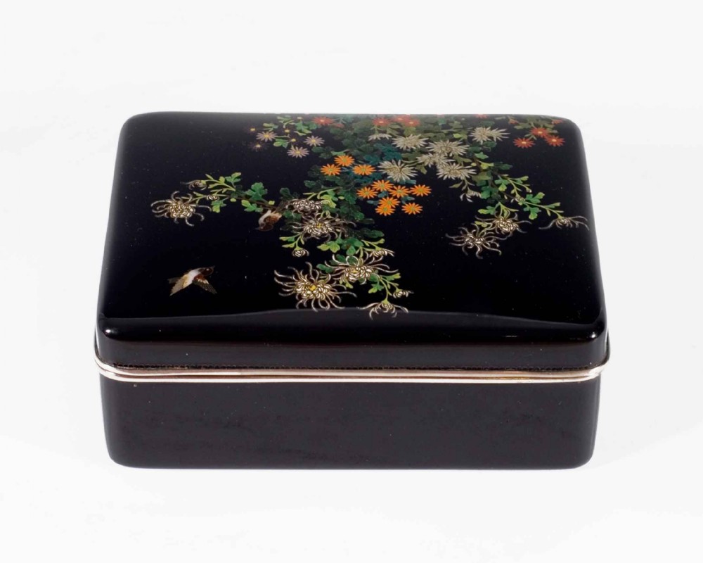 A FINE QUALITY JAPANESE GOLD WIRE CLOISONNE ENAMEL BOX View II