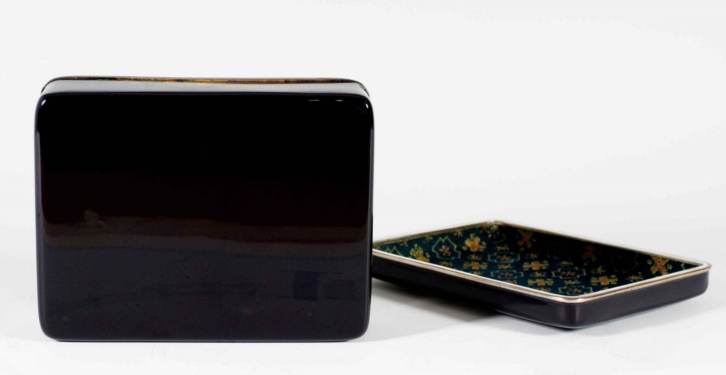 A FINE QUALITY JAPANESE GOLD WIRE CLOISONNE ENAMEL BOX View VIII