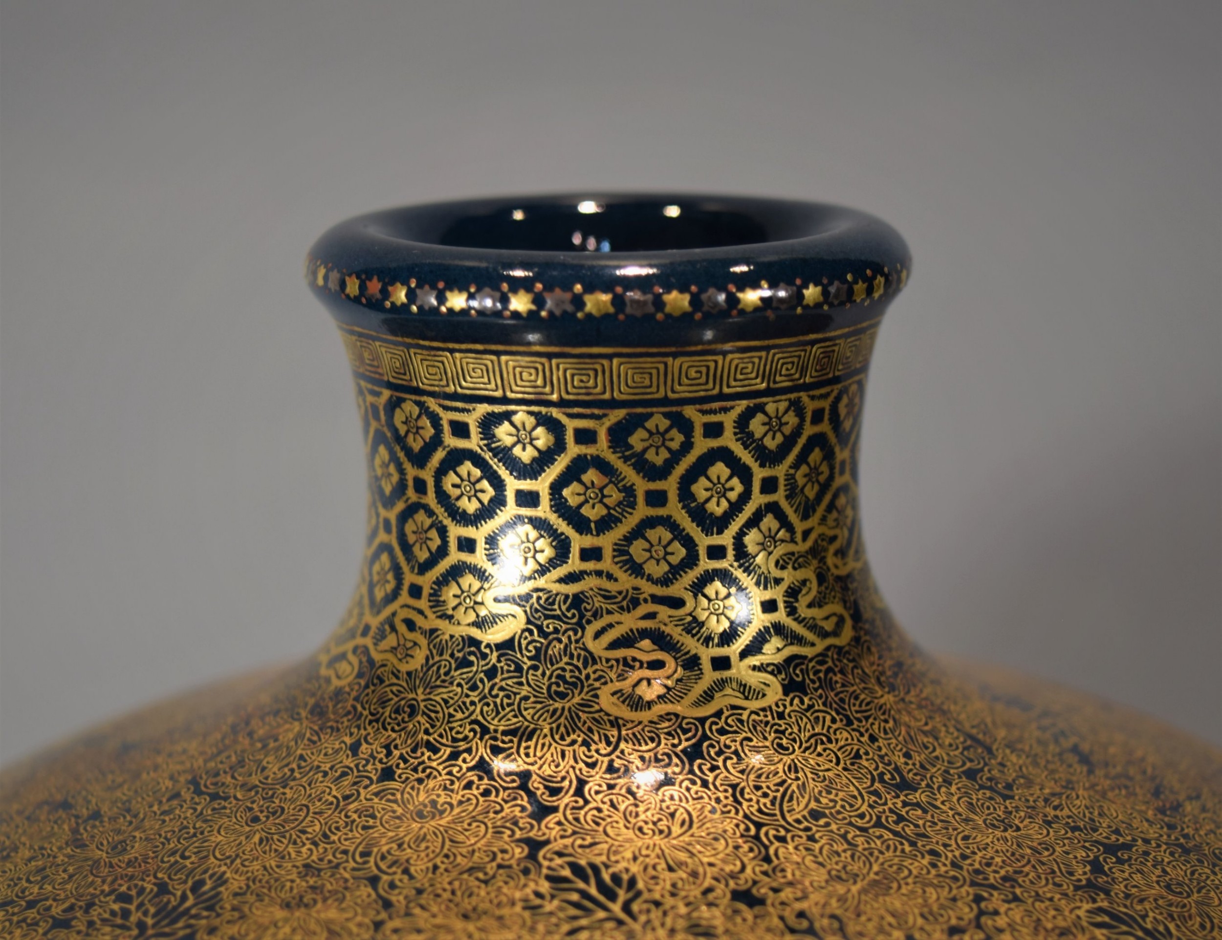 A LARGE HIGH QUALITY JAPANESE TEAL GROUND SATSUMA VASE BY YOZAN View VII