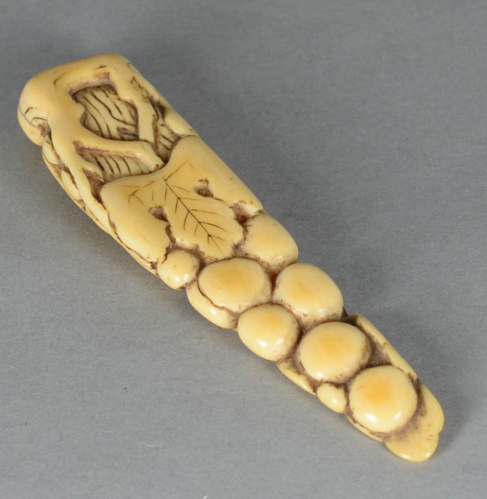 unusual japanese edo period netsuke hanging grapevine - CATEGORY: ANTIQUE MISCELLANEOUS - DATED 1850