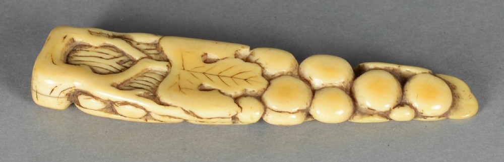 UNUSUAL JAPANESE EDO PERIOD NETSUKE - HANGING GRAPEVINE View II