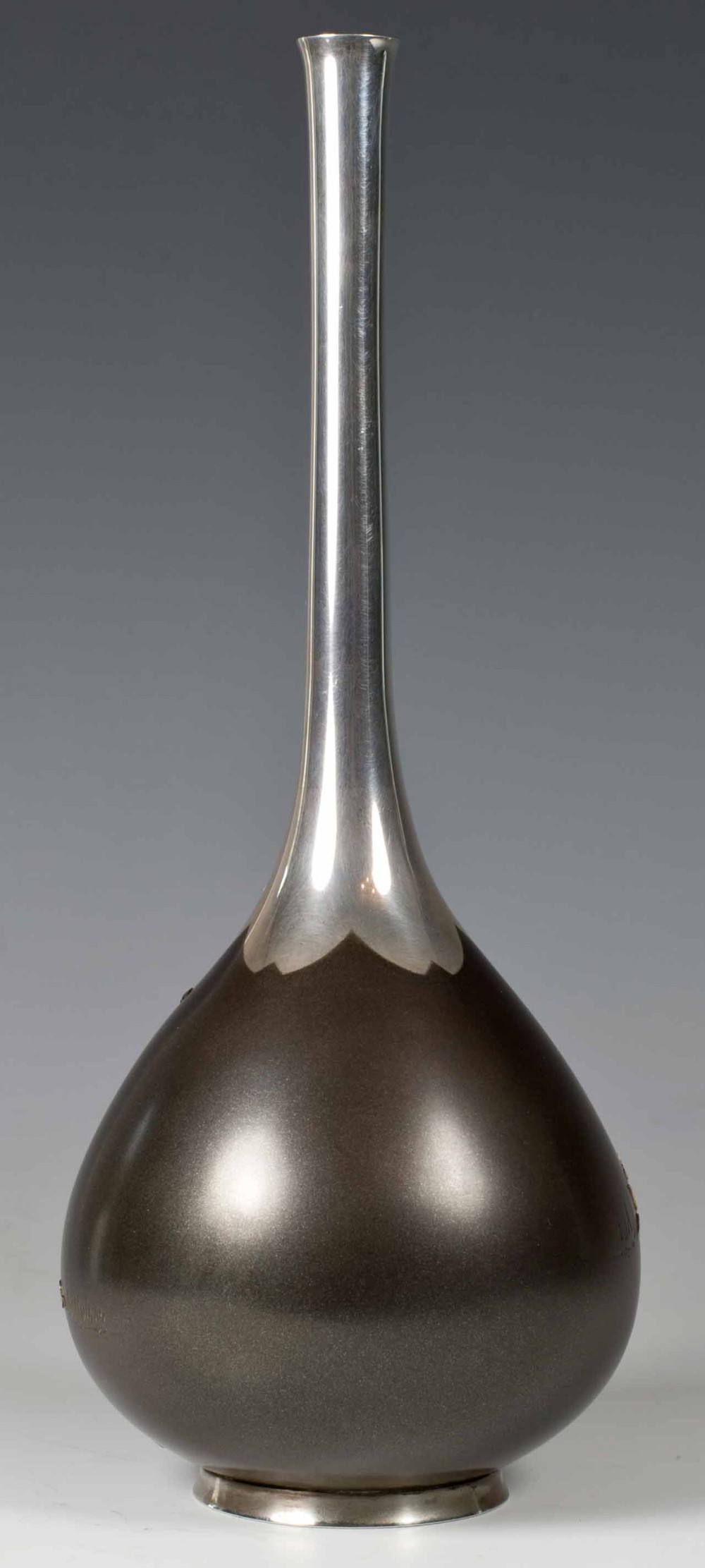 A DELIGHTFUL JAPANESE SILVER AND SHIBUICHI COCKATIEL VASE View III