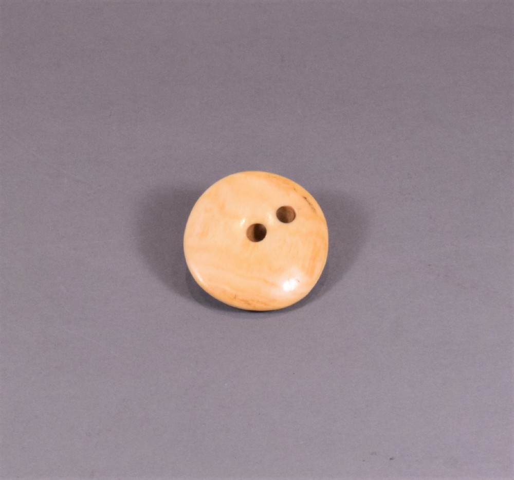 A CHARMING JAPANESE EDO PERIOD IVORY NETSUKE - MONKEY UPON ON A ZABUTON View VII