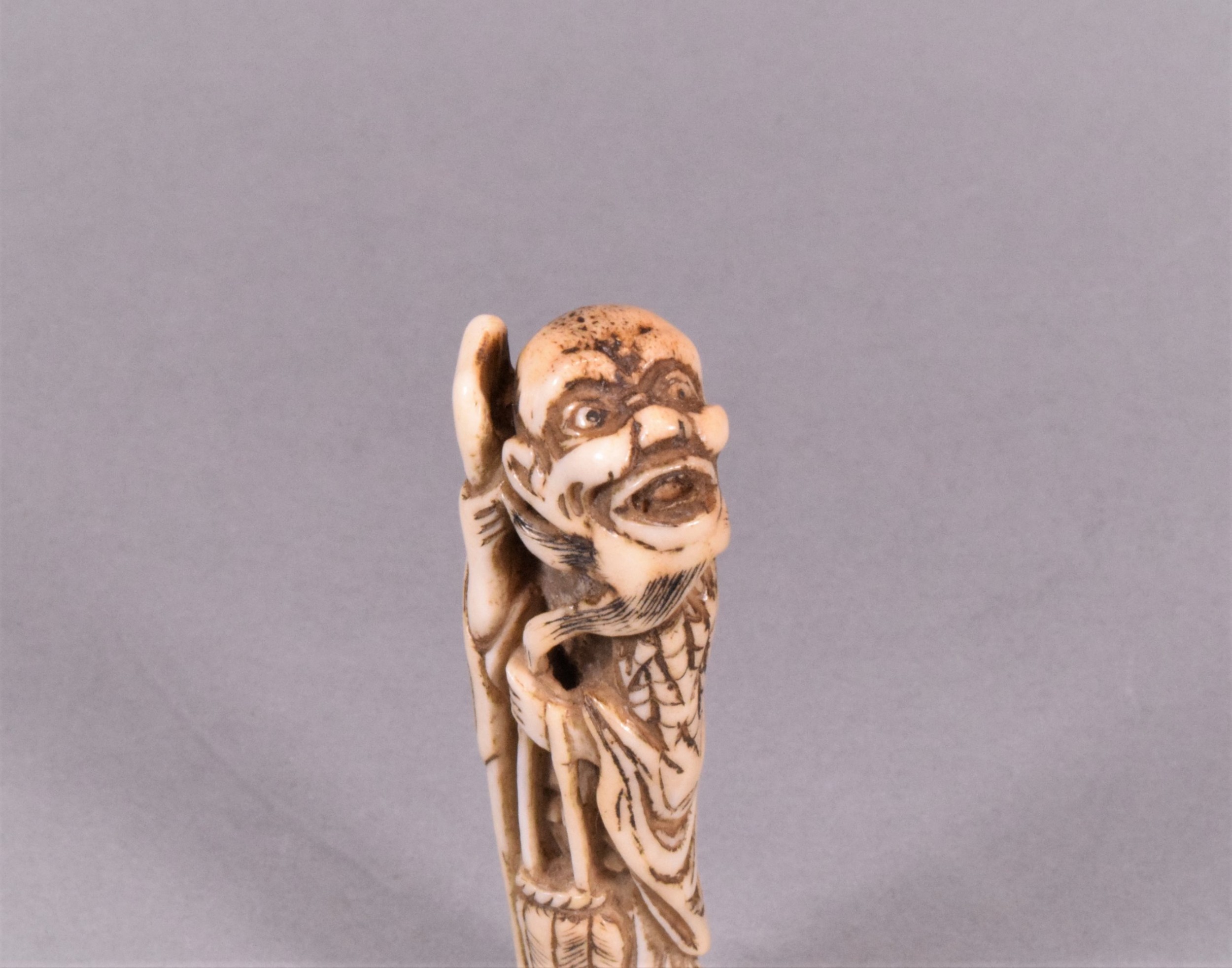 JAPANESE EDO PERIOD CARVED STAG ANTLER NETSUKE - TEKKAI SENNIN View III