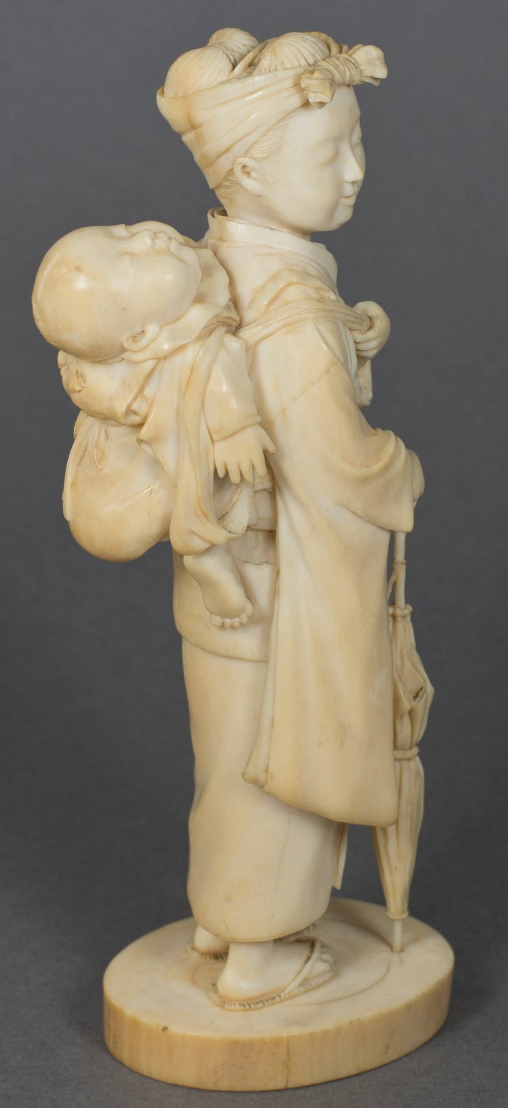 DELIGHTFUL JAPANESE IVORY OKIMONO BIJIN AND CHILD BY RAKUMIN View II