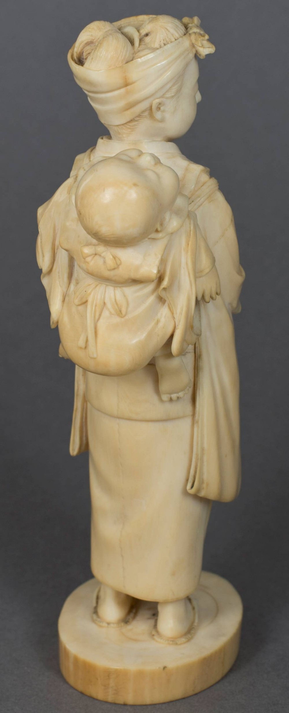 DELIGHTFUL JAPANESE IVORY OKIMONO BIJIN AND CHILD BY RAKUMIN View III