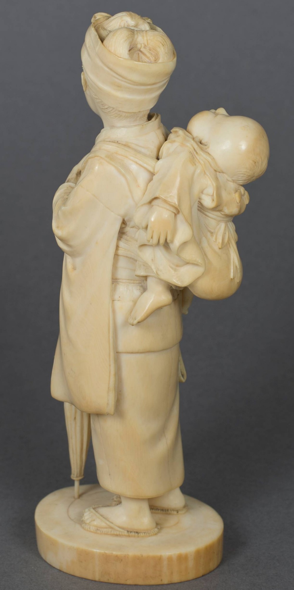 DELIGHTFUL JAPANESE IVORY OKIMONO BIJIN AND CHILD BY RAKUMIN View IV