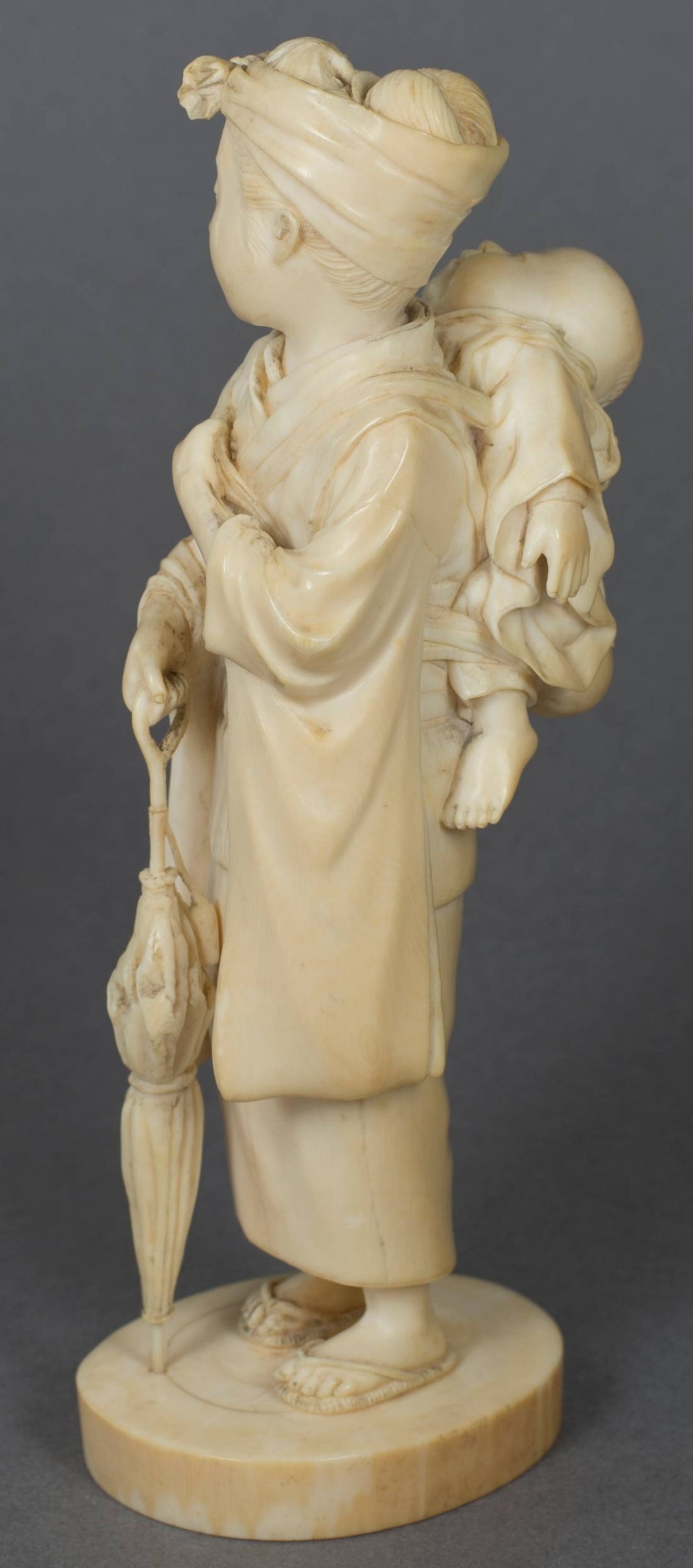 DELIGHTFUL JAPANESE IVORY OKIMONO BIJIN AND CHILD BY RAKUMIN View VI