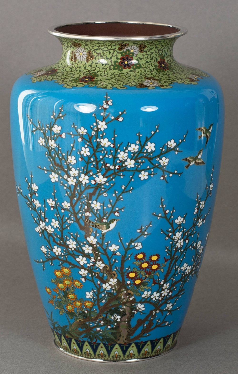 FINE QUALITY PAIR OF JAPANESE GOLD WIRE SILVER MOUNTED CLOISONNE ENAMEL VASES View II