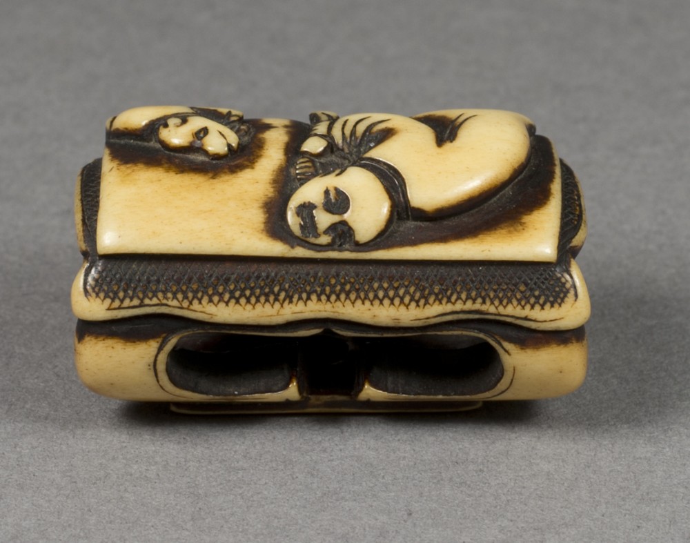 A JAPANESE EDO PERIOD STAG ANTLER NETSUKE - BLIND MAN AND DOG View VI