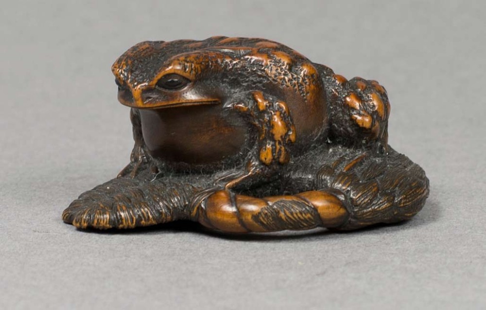 JAPANESE BOXWOOD NETSUKE OF A TOAD UPON SANDAL -  MASANAO View V