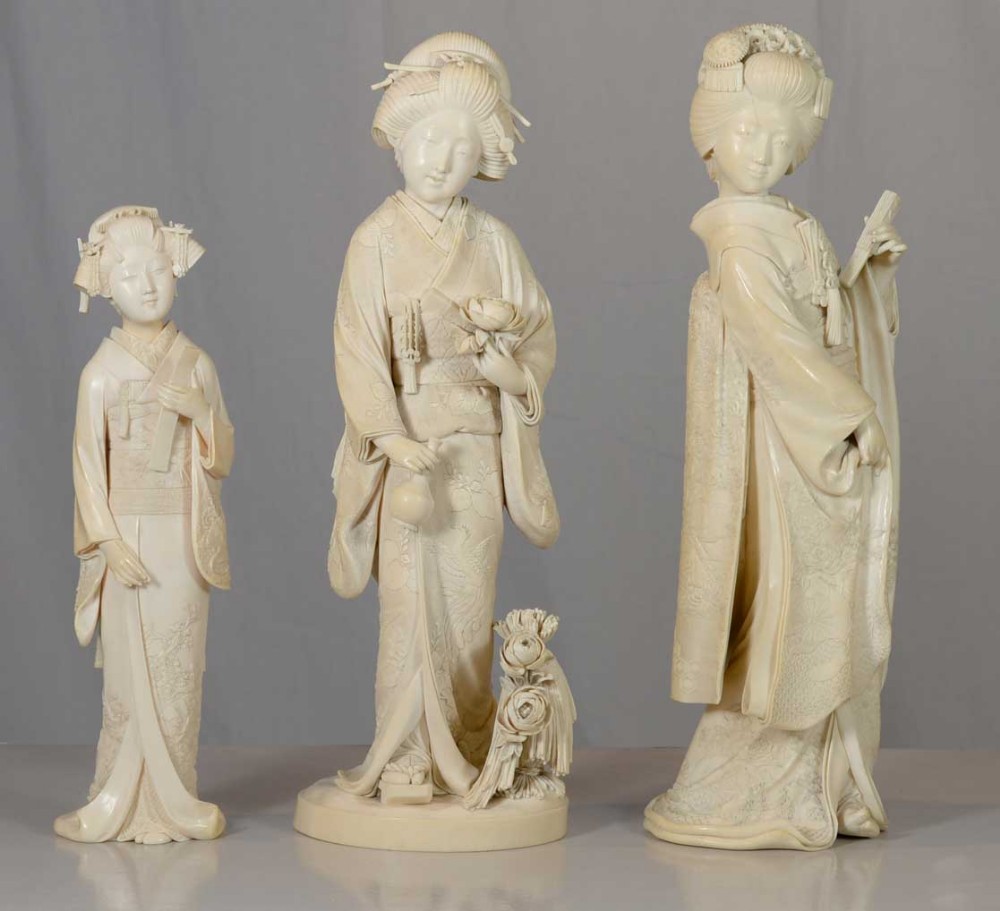 LARGE FINE QUALITY JAPANESE IVORY BIJIN OKIMONO BY DOHAKU View III