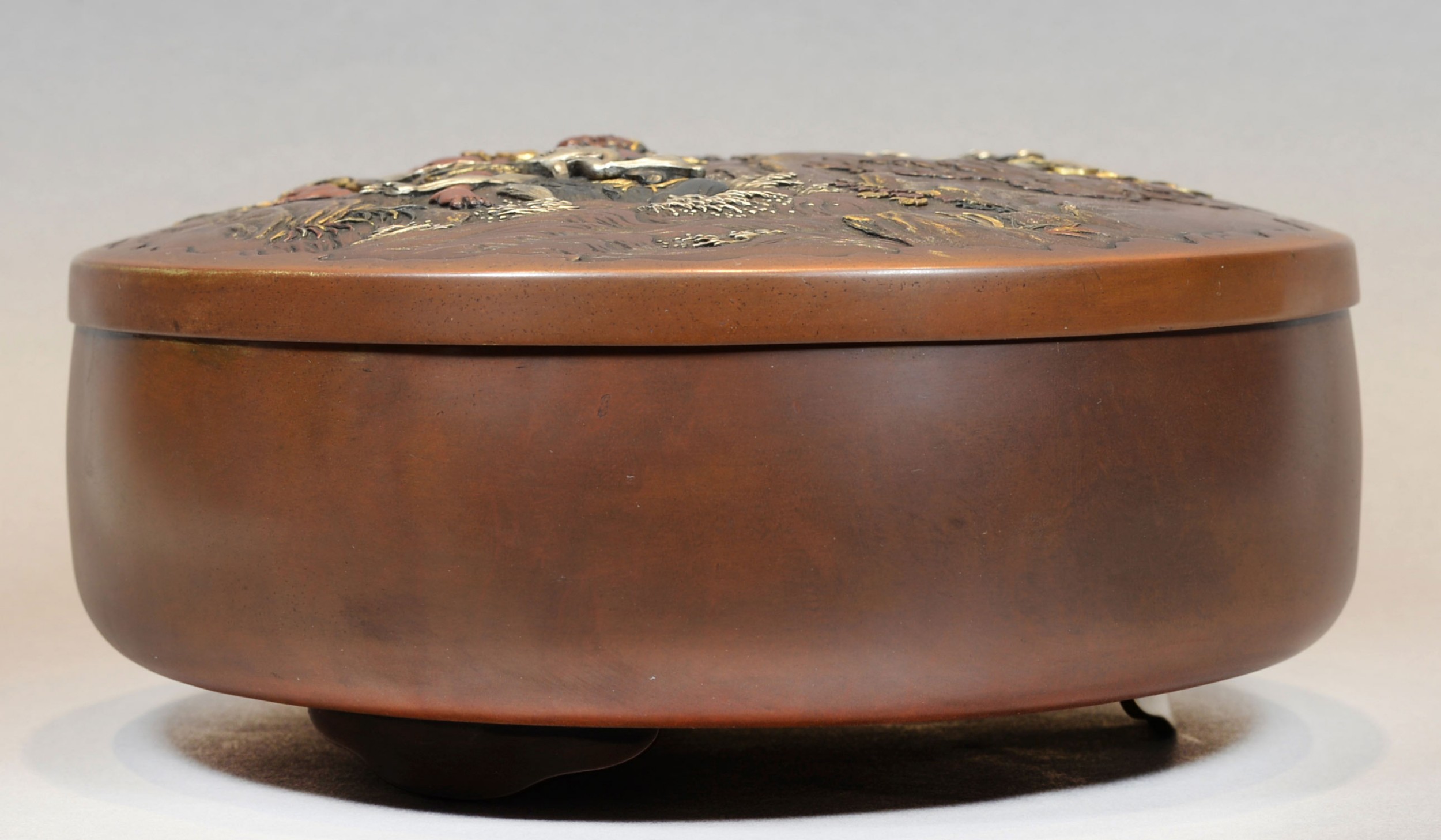 LARGE JAPANESE CIRCULAR BOX AND COVER ( KOGO) BY INOUE OF KYOTO View II
