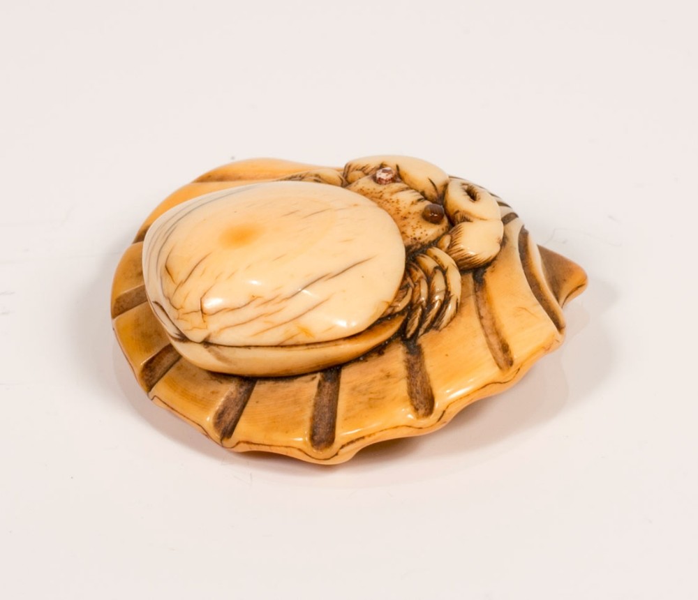 JAPANESE EDO PERIOD CARVED IVORY CRAB & SHELLS NETSUKE View III