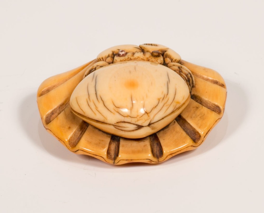 JAPANESE EDO PERIOD CARVED IVORY CRAB & SHELLS NETSUKE View IV