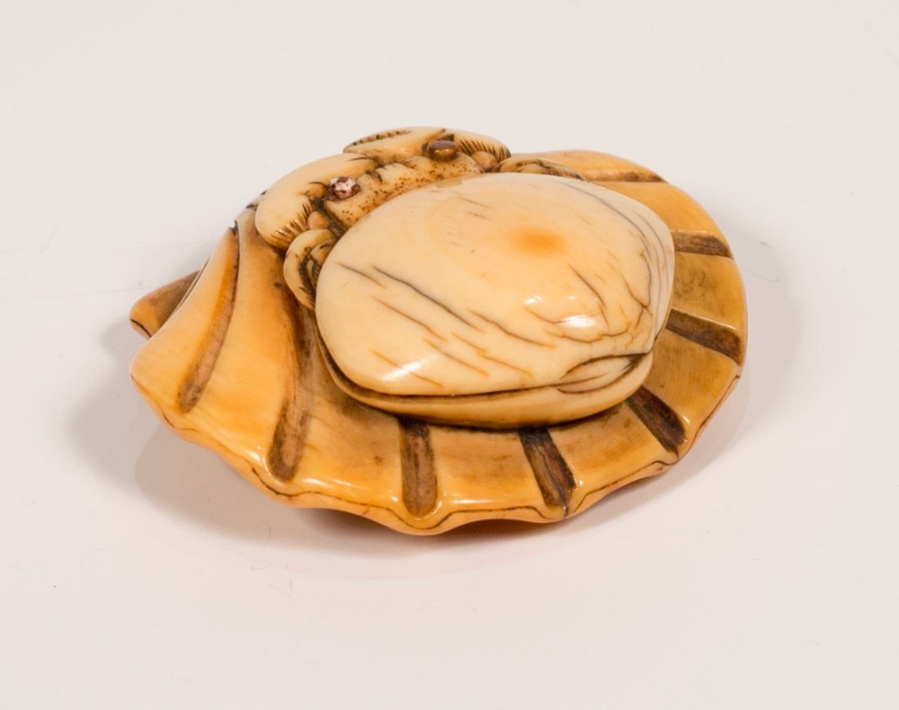 JAPANESE EDO PERIOD CARVED IVORY CRAB & SHELLS NETSUKE View V