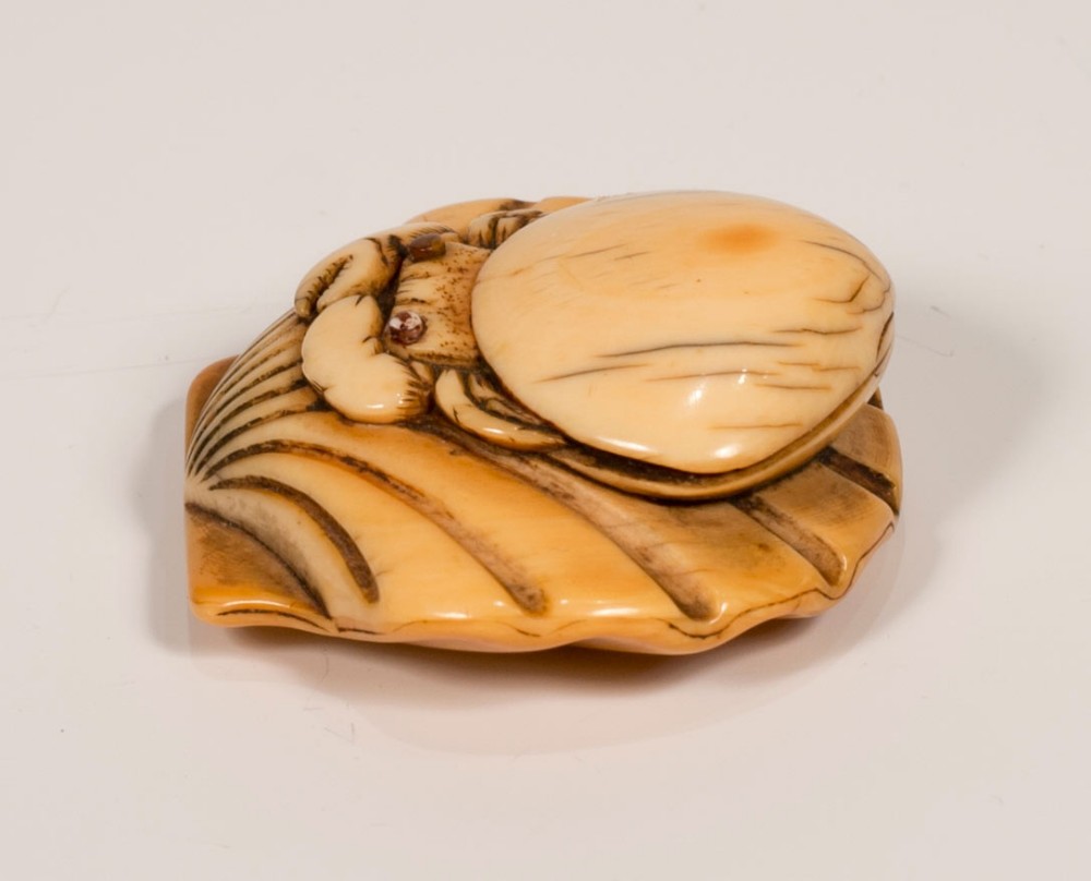 JAPANESE EDO PERIOD CARVED IVORY CRAB & SHELLS NETSUKE View VI