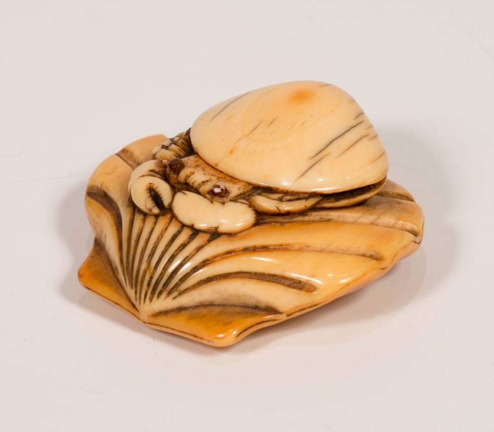 JAPANESE EDO PERIOD CARVED IVORY CRAB & SHELLS NETSUKE View VII