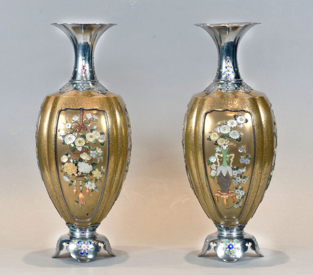 OUTSTANDING PAIR OF JAPANESE GOLD LACQUER & SHIBAYAMA VASES