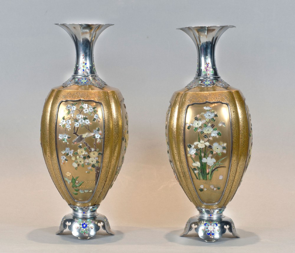 OUTSTANDING PAIR OF JAPANESE GOLD LACQUER & SHIBAYAMA VASES View IV