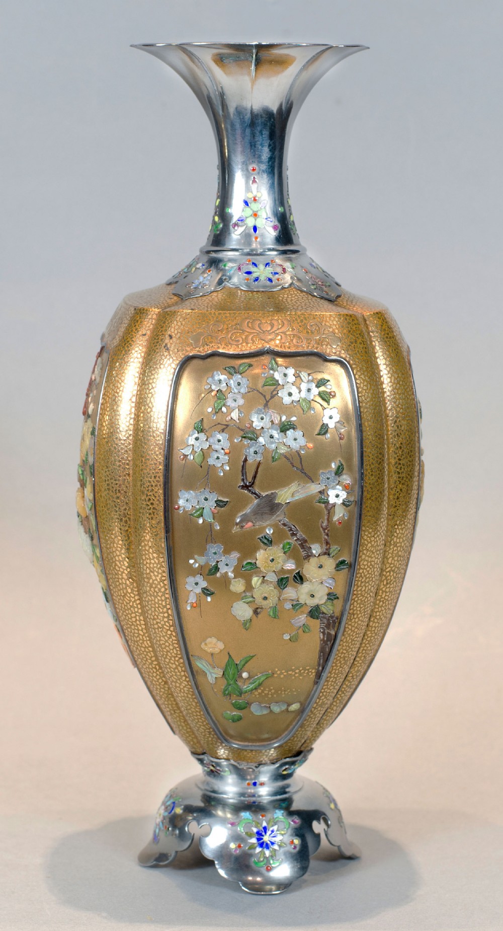OUTSTANDING PAIR OF JAPANESE GOLD LACQUER & SHIBAYAMA VASES View VIII