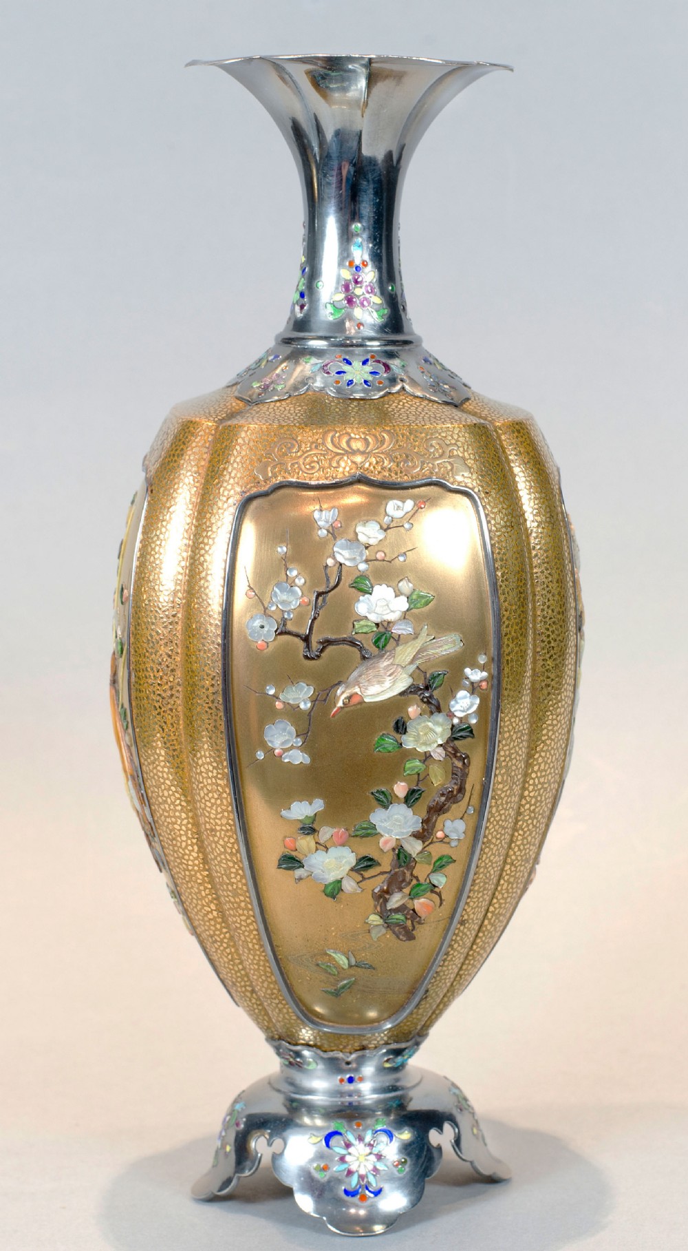 OUTSTANDING PAIR OF JAPANESE GOLD LACQUER & SHIBAYAMA VASES View X