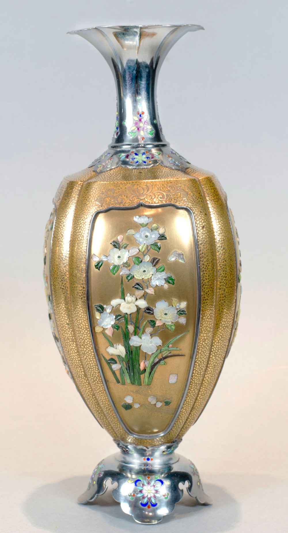 OUTSTANDING PAIR OF JAPANESE GOLD LACQUER & SHIBAYAMA VASES View XII