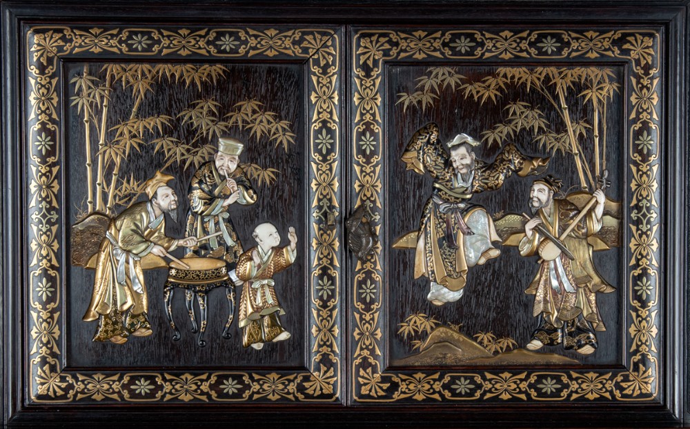 Outstanding Japanese Gold Lacquer and Shibayama Shodana Cabinet View V