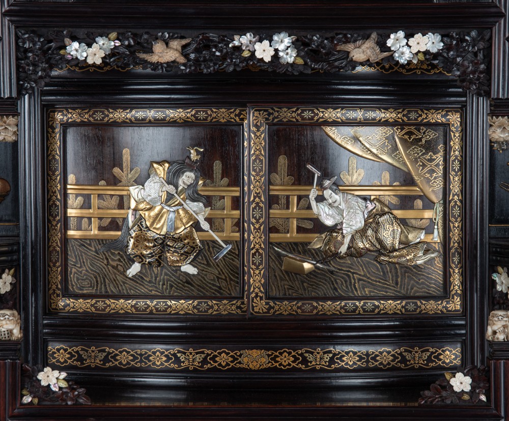 Outstanding Japanese Gold Lacquer and Shibayama Shodana Cabinet View X