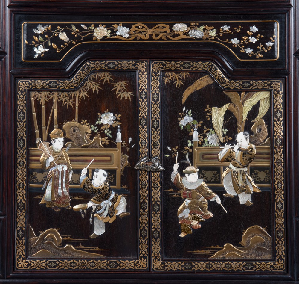 Outstanding Japanese Gold Lacquer and Shibayama Shodana Cabinet View XII