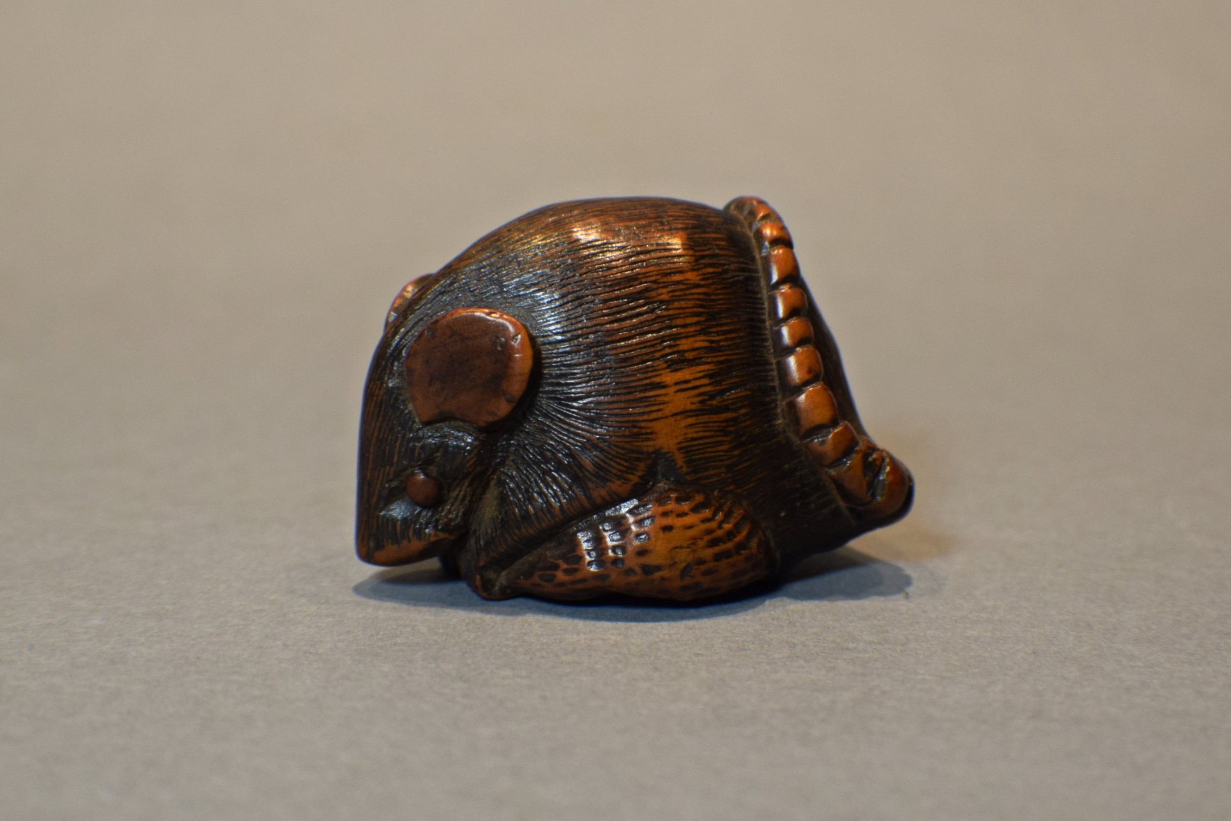 a japanese boxwood netsuke depicting a rat clutching a chestnut - CATEGORY: ANTIQUE MISCELLANEOUS - DATED 1890