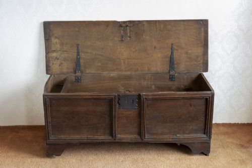 UNUSUAL OAK PANELLED SWORD CHEST - ADDITIONAL PHOTO 2