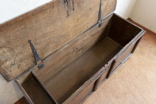 UNUSUAL OAK PANELLED SWORD CHEST - ADDITIONAL PHOTO 3