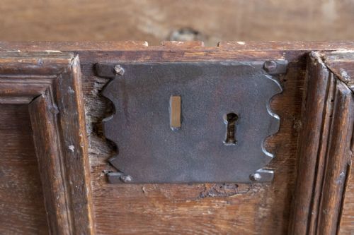 UNUSUAL OAK PANELLED SWORD CHEST - ADDITIONAL PHOTO 4