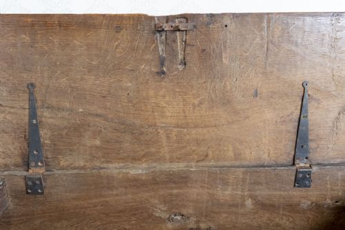 UNUSUAL OAK PANELLED SWORD CHEST - ADDITIONAL PHOTO 5