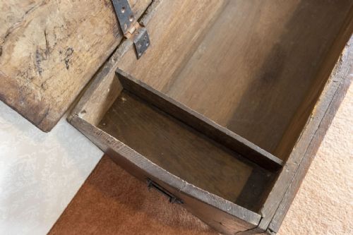UNUSUAL OAK PANELLED SWORD CHEST - ADDITIONAL PHOTO 6