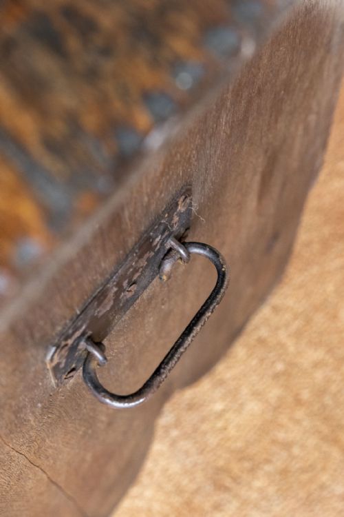 UNUSUAL OAK PANELLED SWORD CHEST - ADDITIONAL PHOTO 8