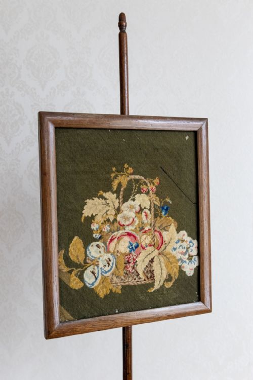 EARLY 19TH CENTURY POLE SCREEN WITH ORIGINAL NEEDLEWORK - ADDITIONAL PHOTO 1