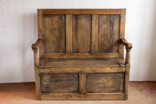 late 18th or early 19th century oak settle - CATEGORY: ANTIQUE FURNITURE - DATED 18TH CENTURY