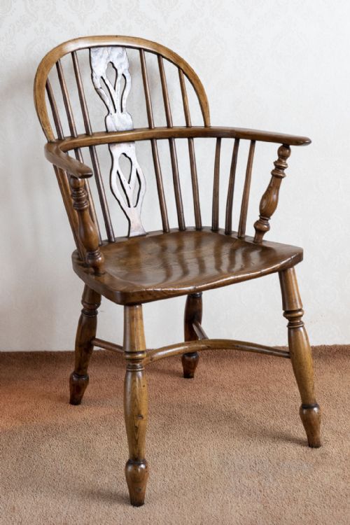 a good example of a windsor hoopback chair in ash - CATEGORY: ANTIQUE CHAIRS - DATED 19TH CENTURY