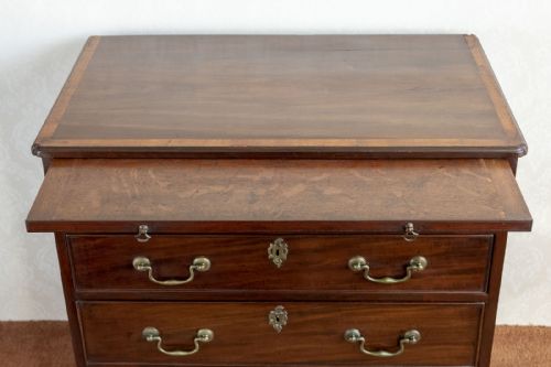 GEORGE III MAHOGANY CHEST OF SMALL SIZE - ADDITIONAL PHOTO 3