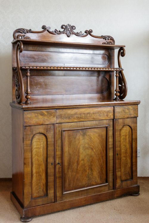 EXTREMELY PRETTY AND VERSATILE MAHOGANY SIDE CABINET - ADDITIONAL PHOTO 1