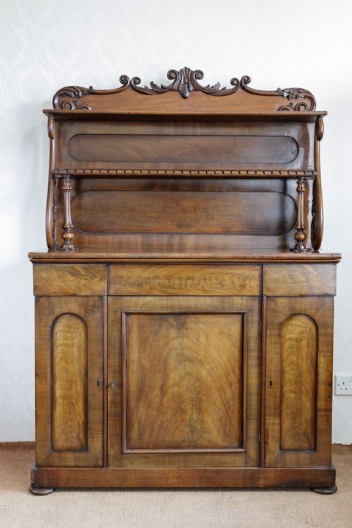 EXTREMELY PRETTY AND VERSATILE MAHOGANY SIDE CABINET - ADDITIONAL PHOTO 2