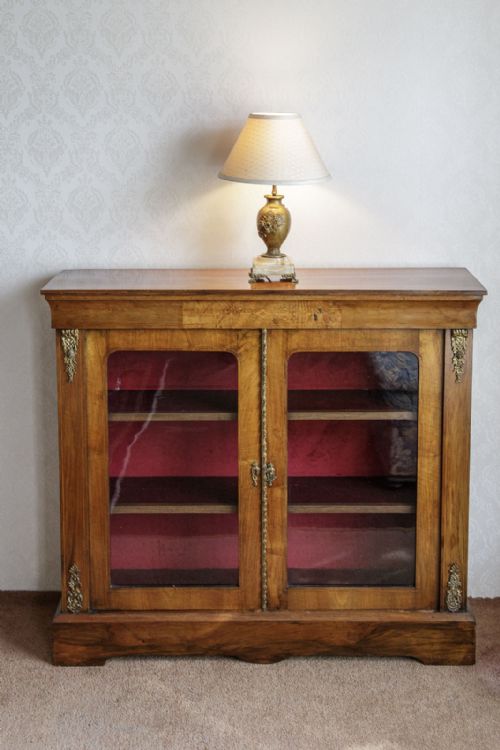 victorian burr walnut bookcase with two doors - CATEGORY: ANTIQUE BOOKCASES - DATED 19TH CENTURY
