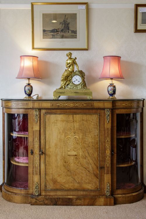 a very fine burr walnut credenza in good original condition - CATEGORY: ANTIQUE SIDEBOARDS - DATED 19TH CENTURY