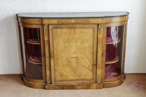 A VERY FINE BURR WALNUT CREDENZA IN GOOD ORIGINAL CONDITION - ADDITIONAL PHOTO 1