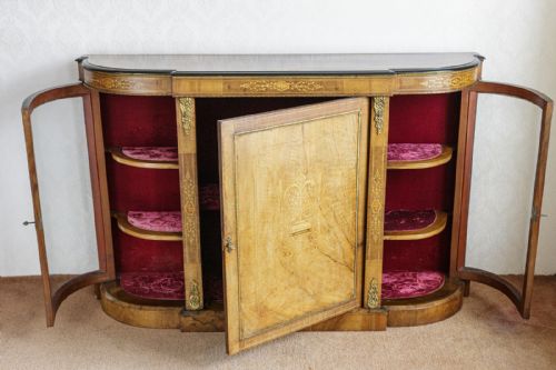 A VERY FINE BURR WALNUT CREDENZA IN GOOD ORIGINAL CONDITION - ADDITIONAL PHOTO 2