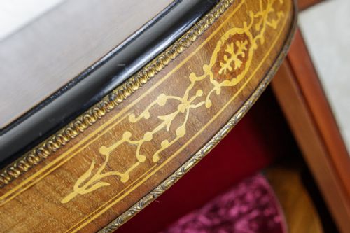 A VERY FINE BURR WALNUT CREDENZA IN GOOD ORIGINAL CONDITION - ADDITIONAL PHOTO 3