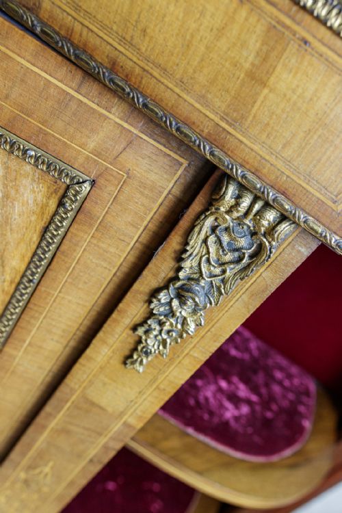 A VERY FINE BURR WALNUT CREDENZA IN GOOD ORIGINAL CONDITION - ADDITIONAL PHOTO 6
